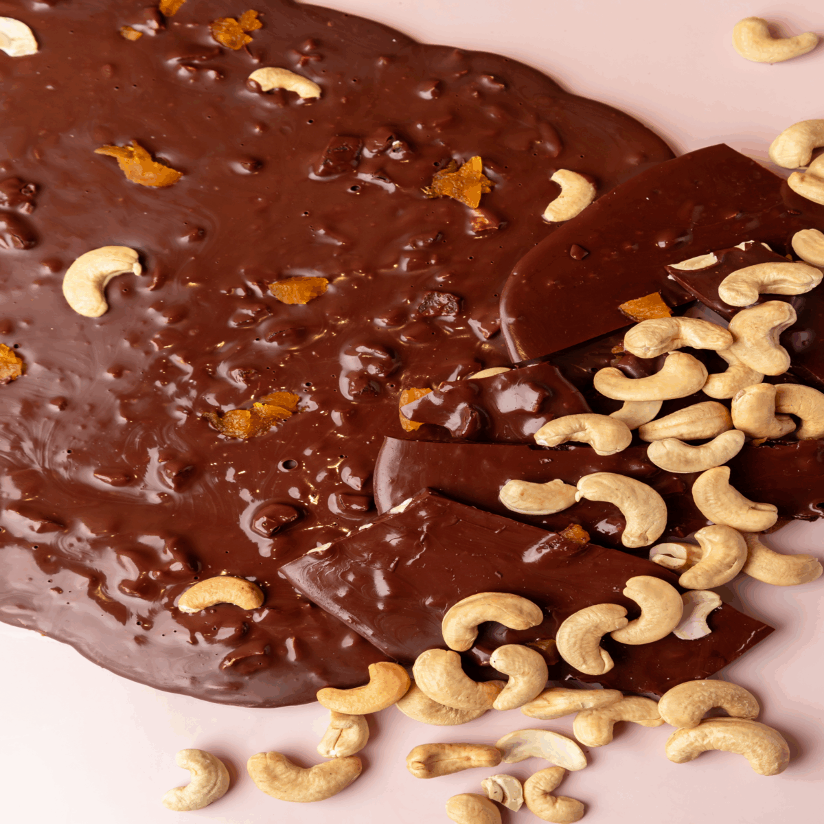 LASCA 70% CACAU COM CASTANHA DE CAJU  E DAMASCO - 100g